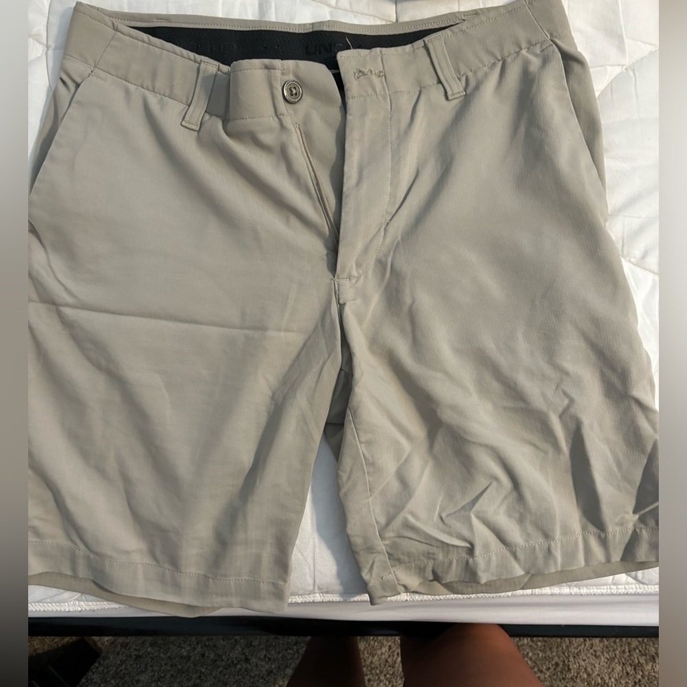 Khaki Under Armour Golf Shorts size 32